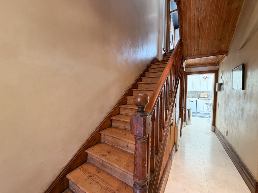 6 Bedroom Property for Sale in Green Point Western Cape